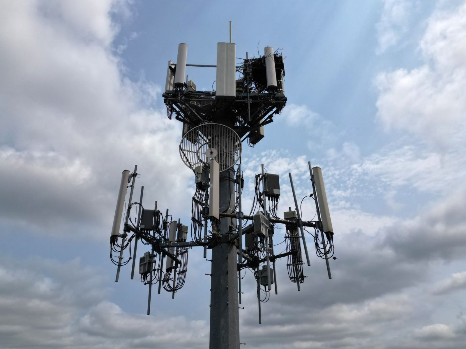 Torre moderna de telecomunicações ilustra a primeira ligação 6G ao ar livre Torre moderna de telecomunicações ilustra a primeira ligação 6G ao ar livre
