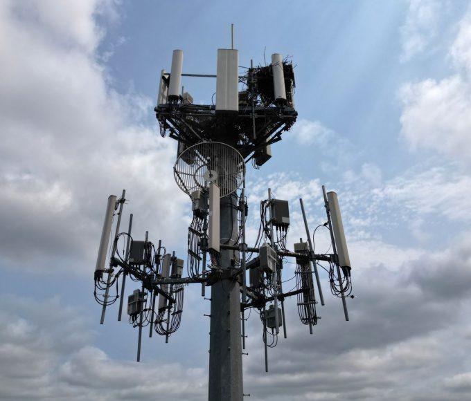 Torre moderna de telecomunicações ilustra a primeira ligação 6G ao ar livre