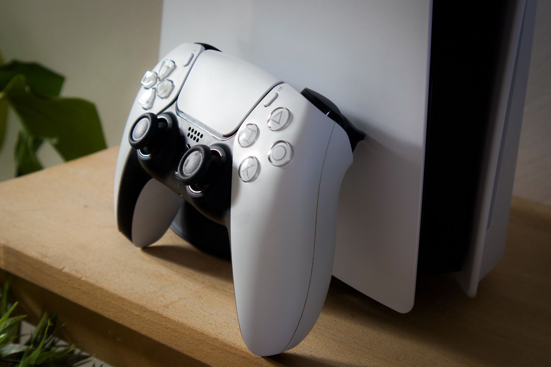 PlayStation 5 com controle DualSense enquanto PS5 roda jogos de PS2