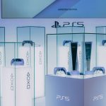 Consoles PlayStation 5 em exposição; PS5 roda jogos de PS2 com desbloqueio