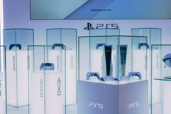 Consoles PlayStation 5 em exposição; PS5 roda jogos de PS2 com desbloqueio