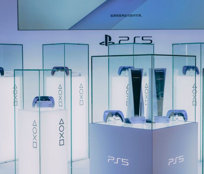 Consoles PlayStation 5 em exposição; PS5 roda jogos de PS2 com desbloqueio