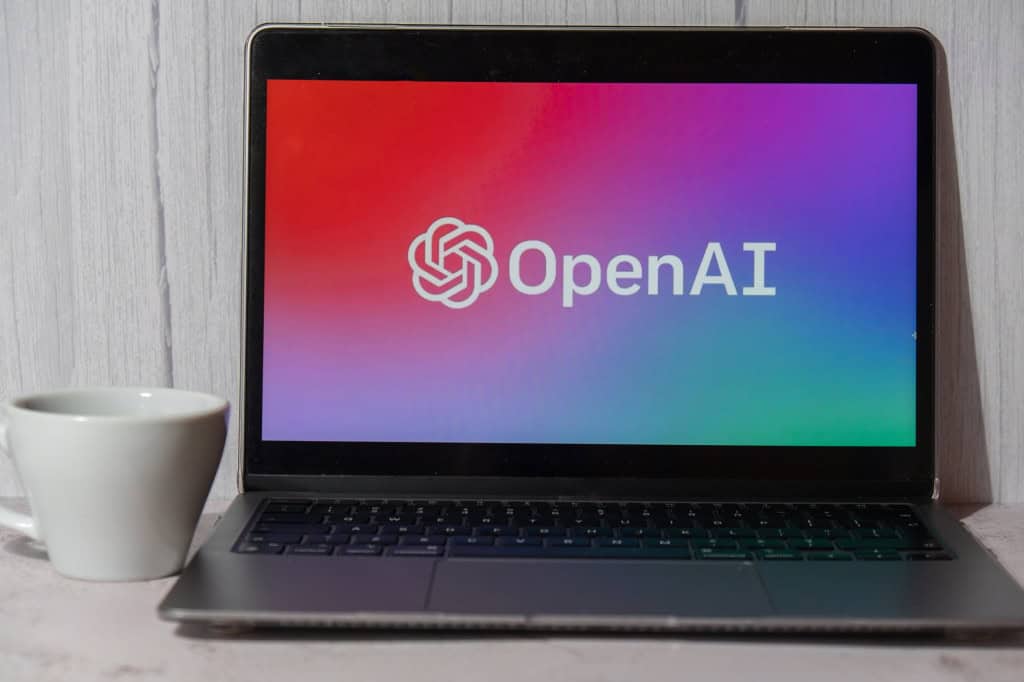 segurança da OpenAI com logotipo em tela de notebook