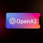segurança da OpenAI com logotipo em smartphone na horizontal
