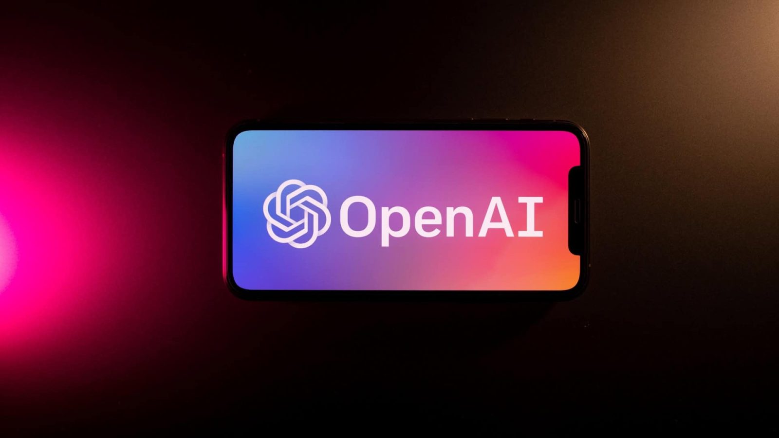 segurança da OpenAI com logotipo em smartphone na horizontal