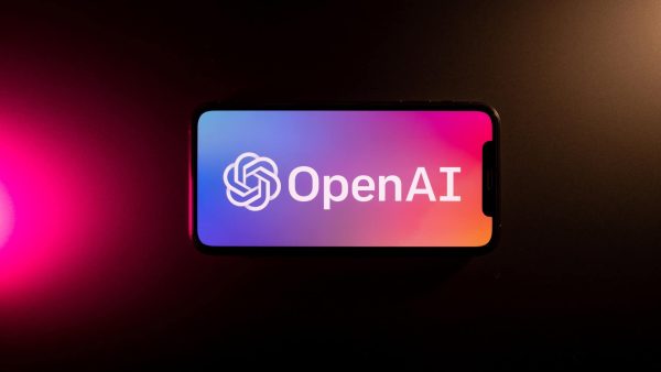 segurança da OpenAI com logotipo em smartphone na horizontal