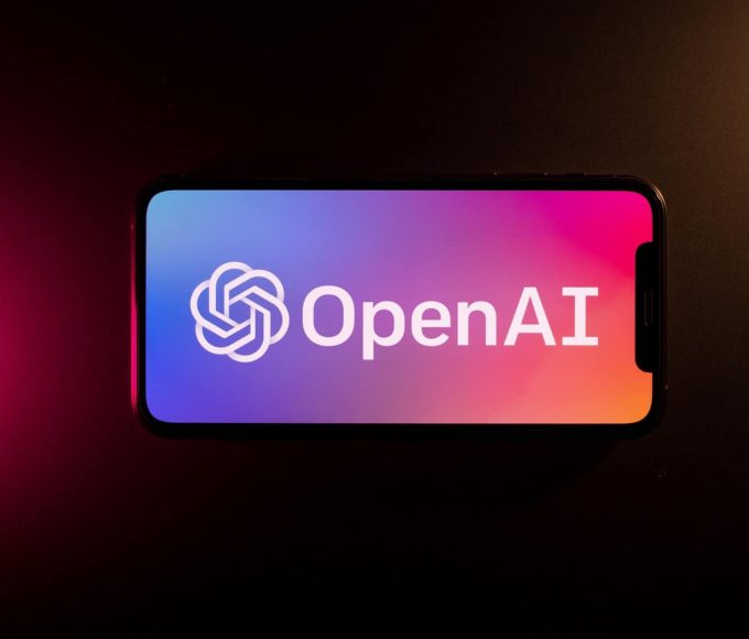 segurança da OpenAI com logotipo em smartphone na horizontal