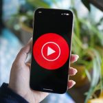 YouTube Music novo design em celular com o logotipo do serviço