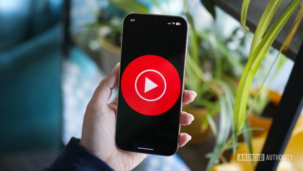 YouTube Music novo design em celular com o logotipo do serviço