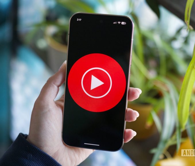 YouTube Music novo design em celular com o logotipo do serviço